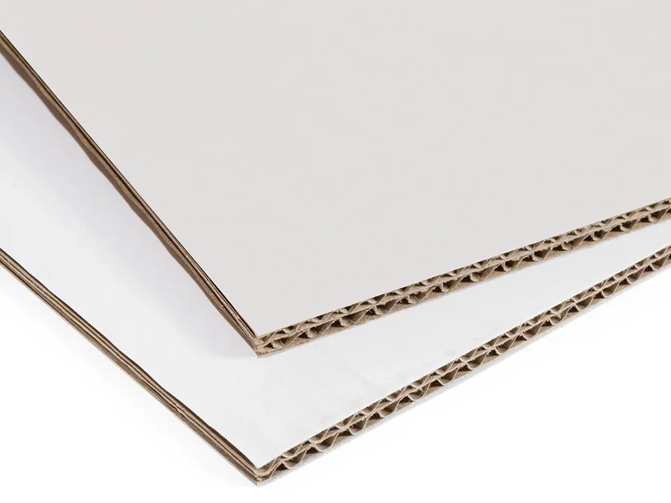 קרטון מצופה EB (איפלוט ביפלוט) שני צדדים 305/160 ס"מ 350 במשטח - D S SMITH- די אס סמיט