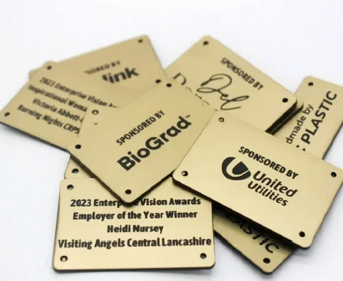 פלסטיק לחריטה זהב מוברש בסיס שחור גודל 60/120 ס"מ ( 25 יח בחבילה ) עובי 1.3 ממ