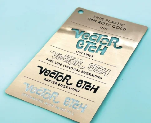 פלסטיק לחריטה זהב מוברש בסיס שחור גודל 60/120 ס"מ ( 25 יח בחבילה ) עובי 1.3 ממ