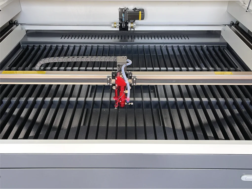 מכונת לייזר עם מצלמה 90/130